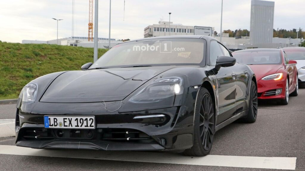 В Сети появились новые снимки электромобиля Porsche Mission E