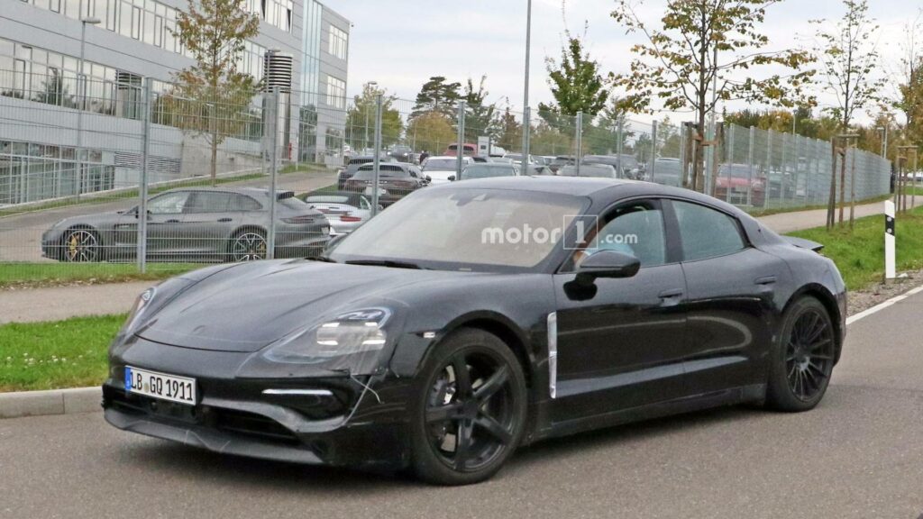 В Сети появились новые снимки электромобиля Porsche Mission E