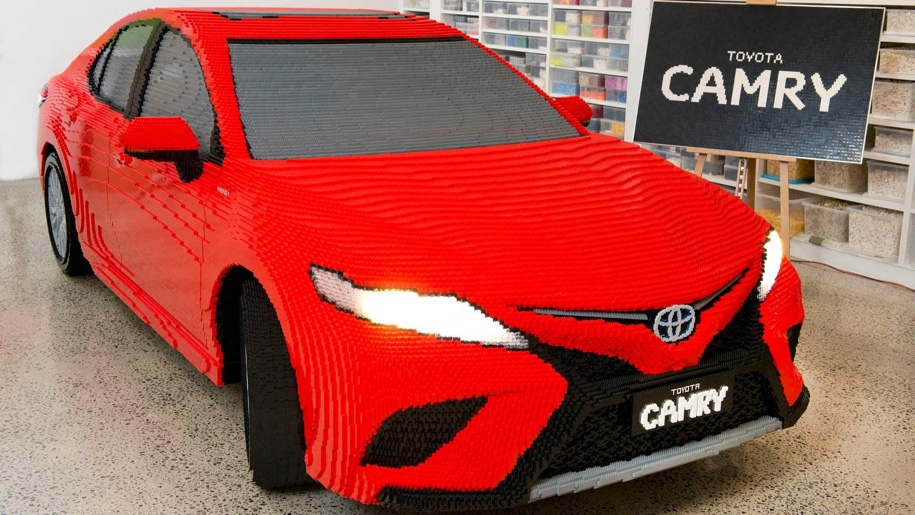 Двухтонный Toyota Camry создали из 500 тысяч кубиков LEGO