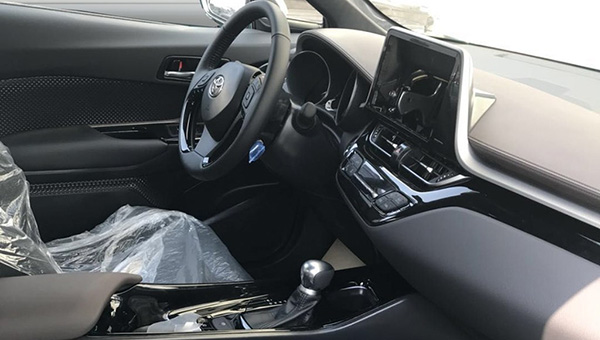 Новый компактный кроссовер Toyota IZOA рассекречен на шпионских фото