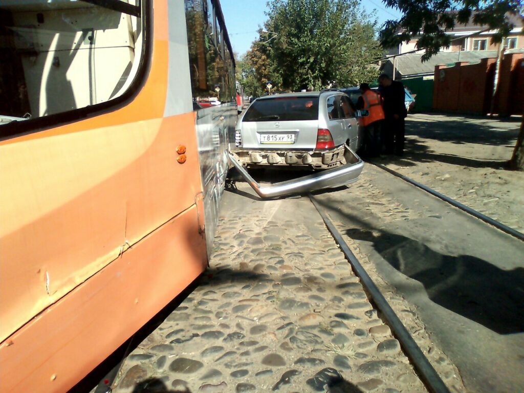 ДТП в Краснодаре: трамвай на перекрестке протаранил «Мерседес»