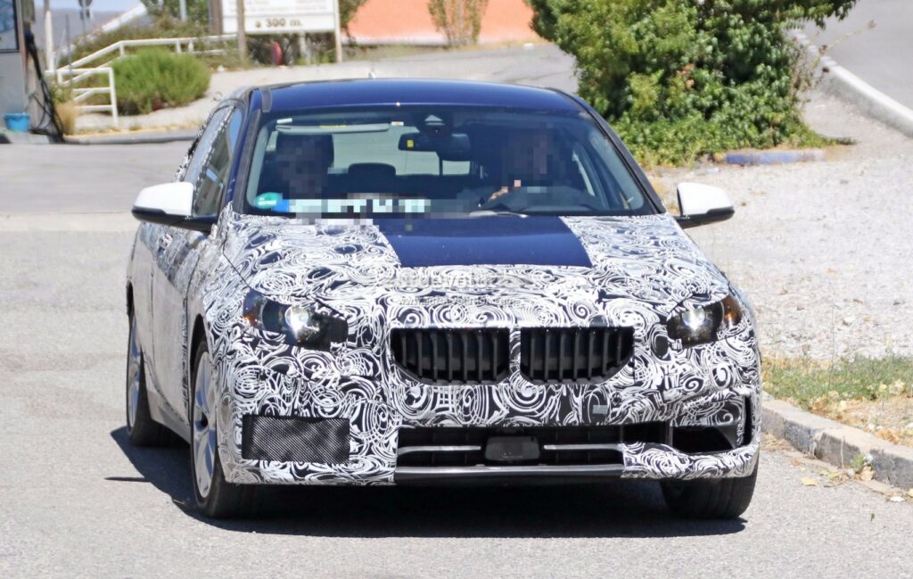 BMW 1-Series нового поколения вышел на тесты в серийном кузове