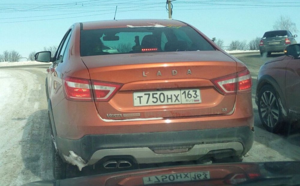 Кросс-седаны Lada Vesta без камуфляжа замечены на дорогах Тольятти