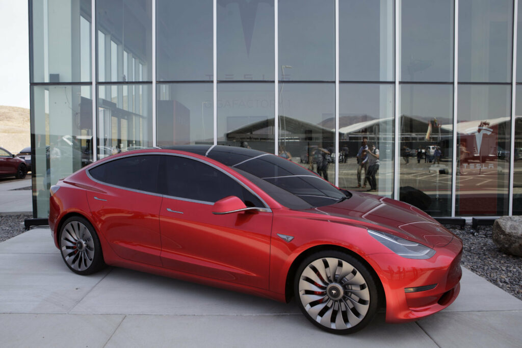 Рост производства Tesla Model 3 стал причиной дефицита батарей в Panasonic