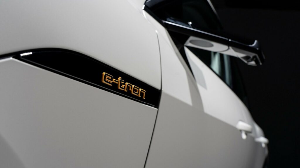Audi представила серийный электрический кроссовер Audi E-Tron