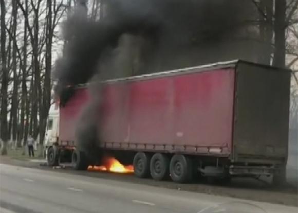 Водитель сгорел в воспламенившей фуре под Краснодаром
