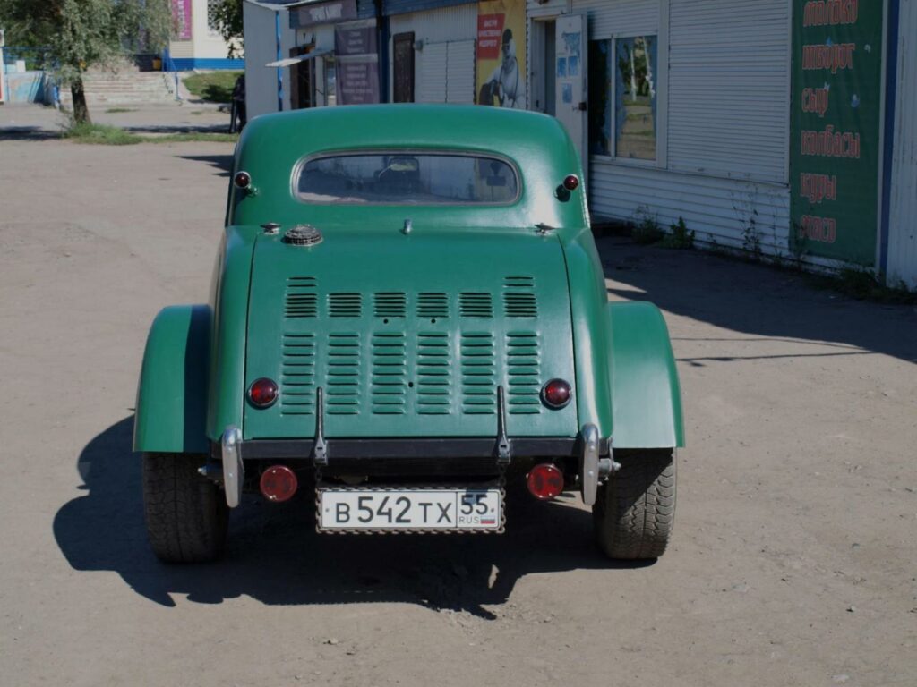 Умелец из Омска превратил «Москвич» в гоночную машину за 1 млн рублей‍