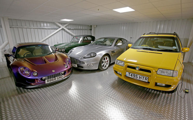 Самую большую коллекцию ретро-авто в Европе показали на фото