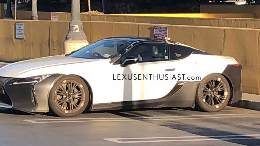 В Сети появились первые фотографии новой версии Lexus LC F