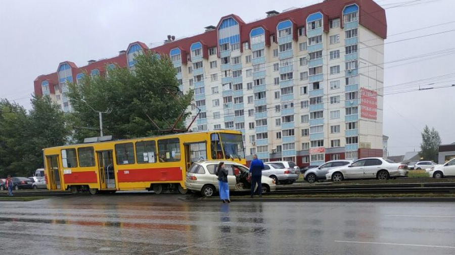 В Барнауле произошло ДТП с участием трамвая и "Тойоты"