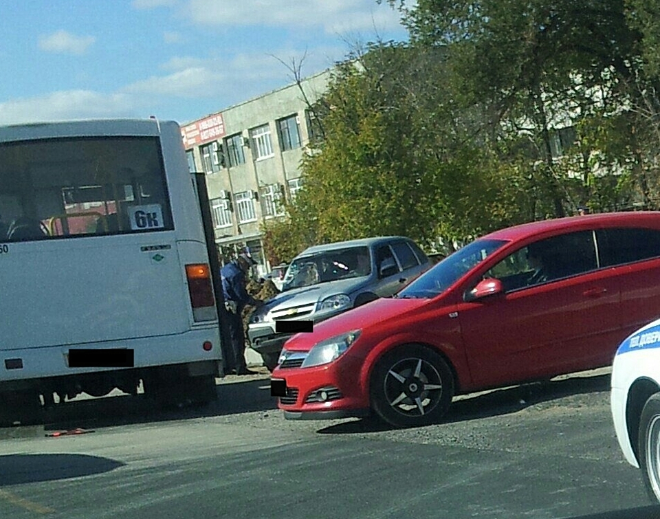 В Волгограде произошло ДТП с участием автобуса и внедорожника «Нива»