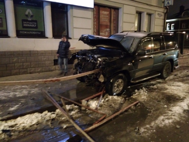 Внедорожник «Тойота» снес ограждение после ДТП с LADA в Рыбинске