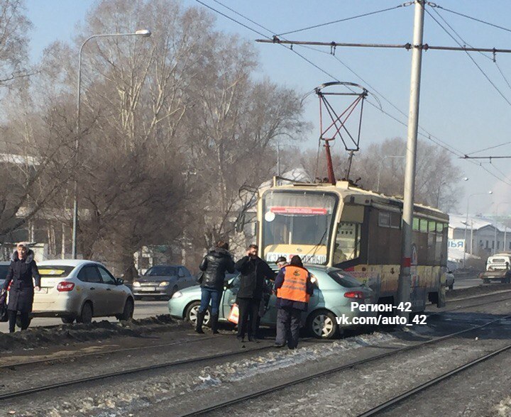 В Кемерове трамвай на рельсах протаранил легковушку