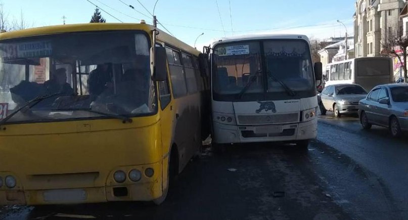 В Иванове произошло ДТП автобуса и троллейбуса, пассажиры получили травмы