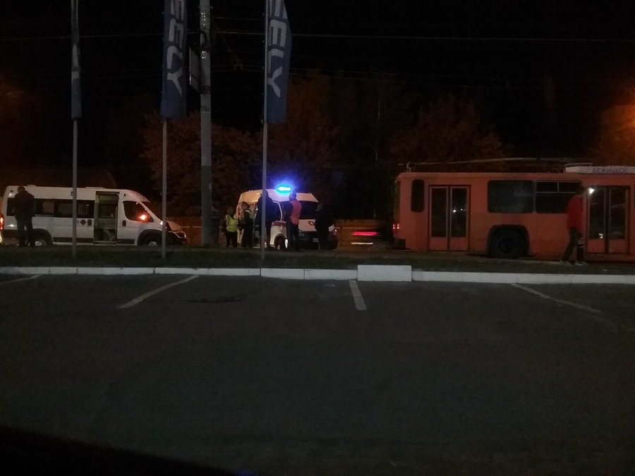 Брянск: в ДТП с троллейбусом пострадала пассажирка маршрутки