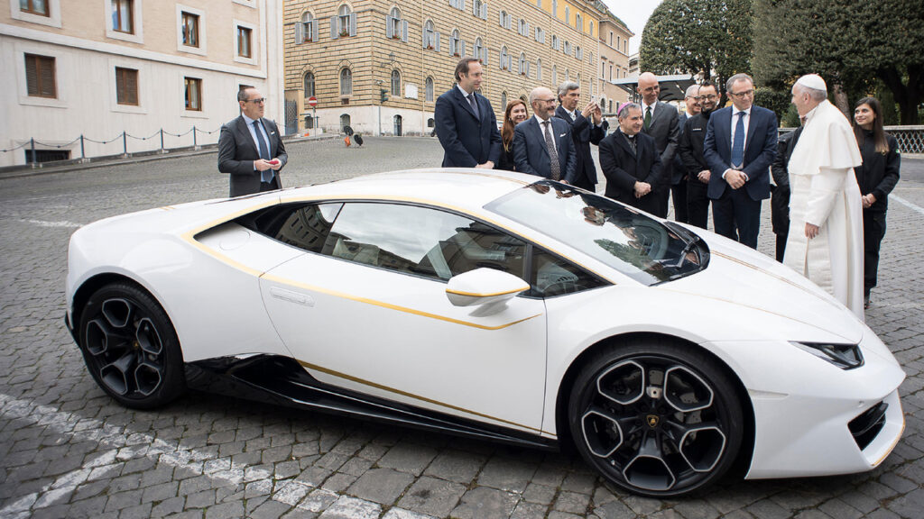 Папа Римский Франциск решил продать свой Lamborghini Huracan‍