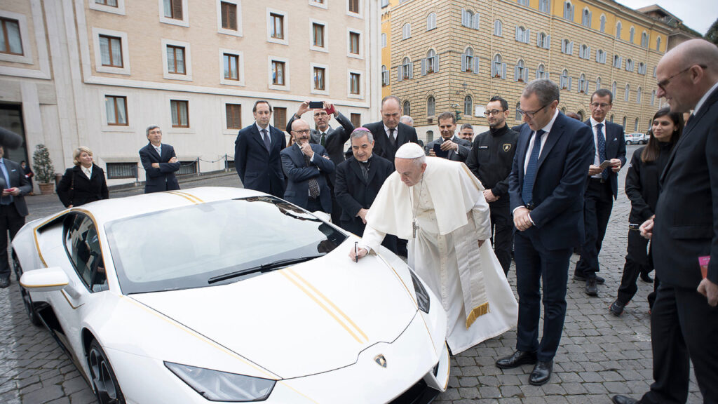 Папа Римский Франциск решил продать свой Lamborghini Huracan‍