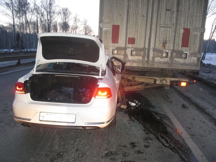 Легковушка влетела под фуру в Ковровском районе: погиб пассажир