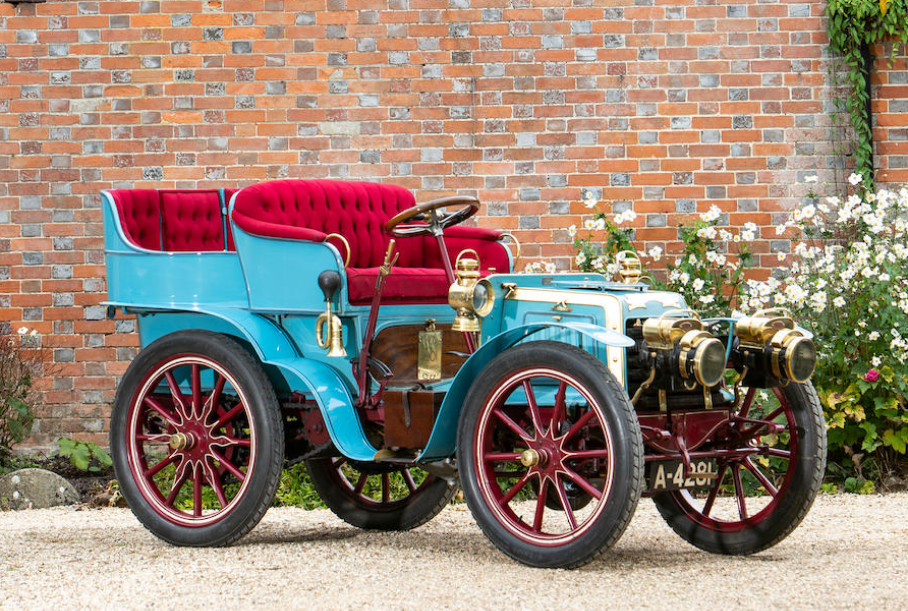 Один из первых в мире автомобилей выставили на аукцион