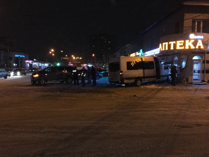 Микроавтобус протаранил аптеку‍ в Симферополе