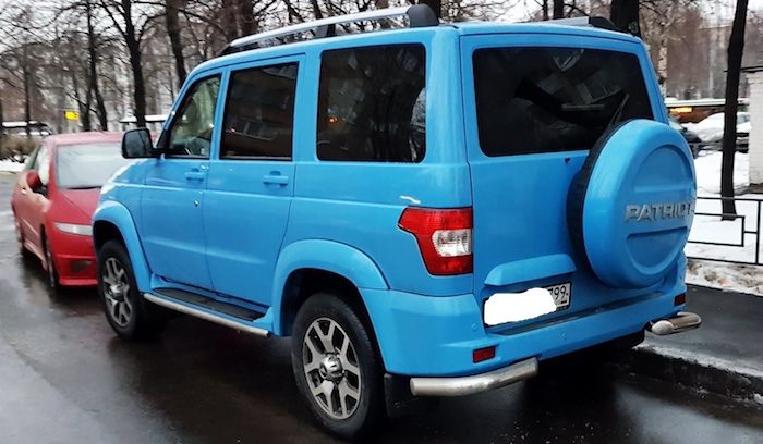 УАЗ «Патриот» с необычным цветом кузова замечен на дорогах Москвы