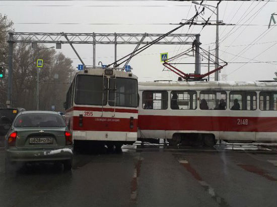 Трамвай и троллейбус столкнулись на Московском шоссе в Самаре