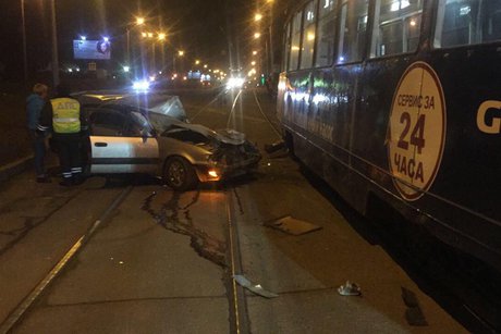 В Иркутске водитель Toyota Carib на скорости врезался в трамвай и погиб