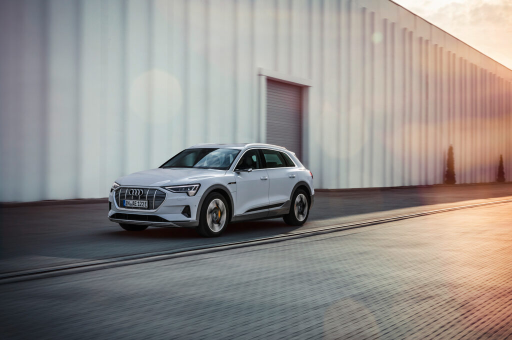 Представлена базовая версия электрокроссовера Audi e-tron