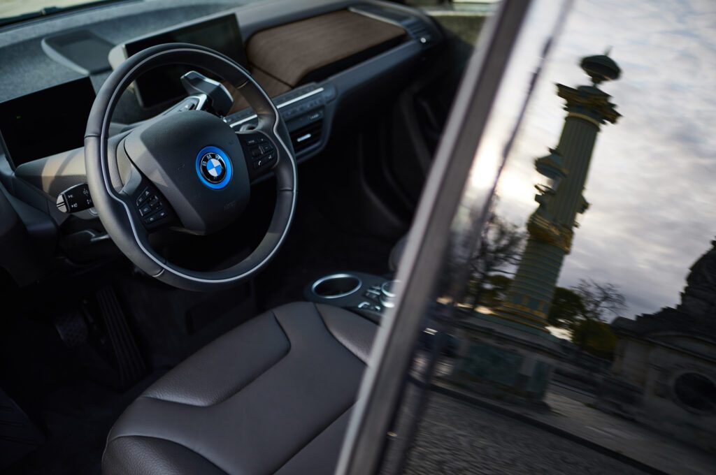 BMW показал модели BMW i3 и i8 с особым оформлением
