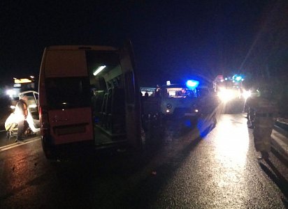 Микроавтобус и «КамАЗ» столкнулись на трассе М5 в Рыбновском районе
