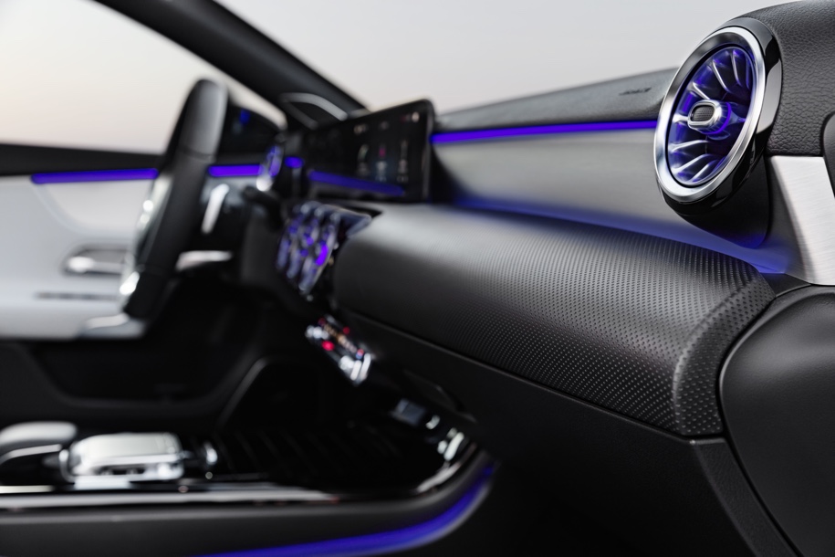 Mercedes-Benz рассекретил дизайн интерьера нового A-Class