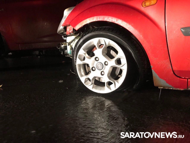 Пьяный водитель без прав врезался в припаркованные автомобили в Саратове