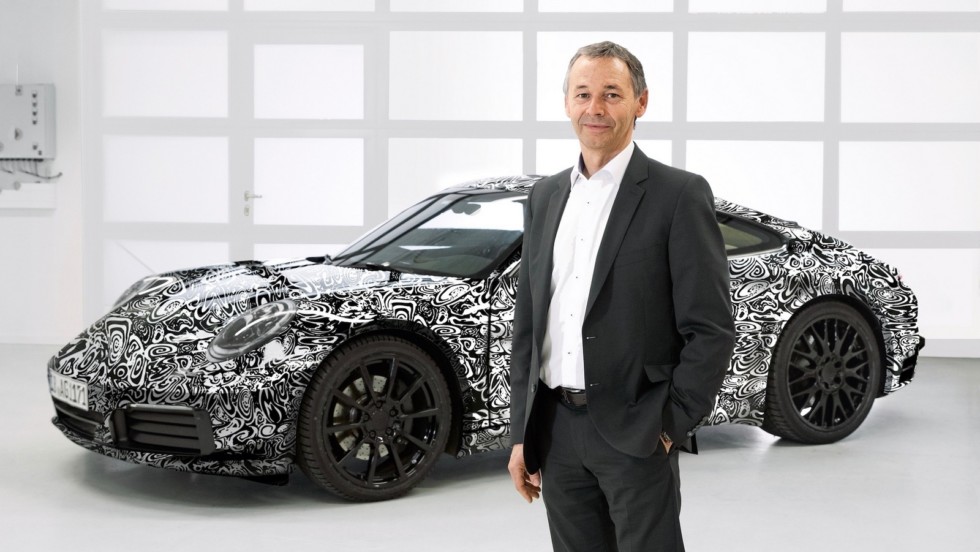 Новый спорткар Porsche 911 получит две гибридные версии