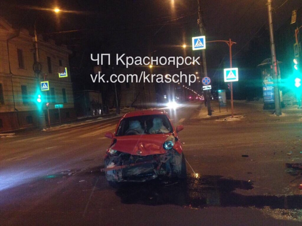 В результате ДТП в центре Красноярска иномарка врезалась в жилой дом