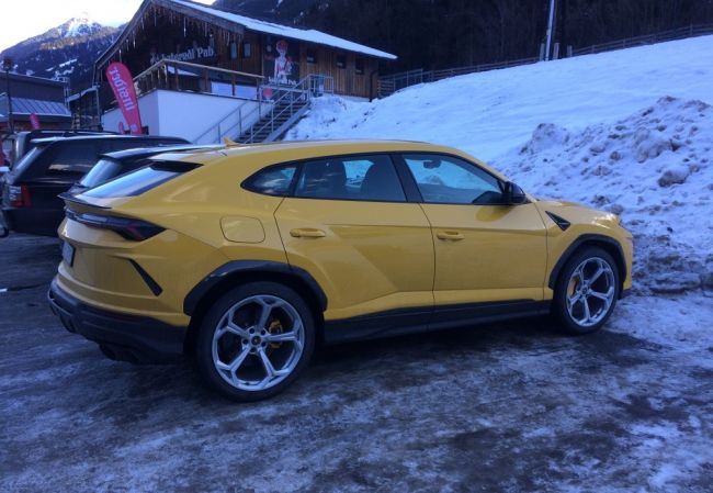 Ярко-жёлтый Lamborghini Urus заметили в австрийских Альпах
