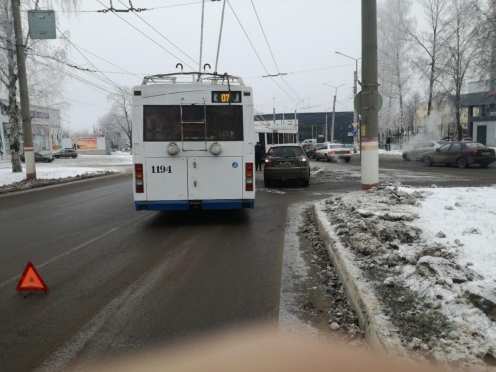 В Саранске столкнулись внедорожник «Митсубиси» и троллейбус