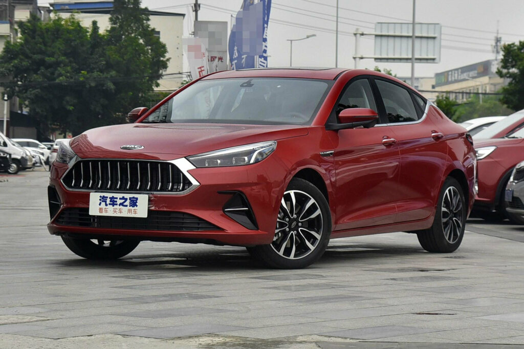 Китайская JAC представила недорогой седан со стильным дизайном
