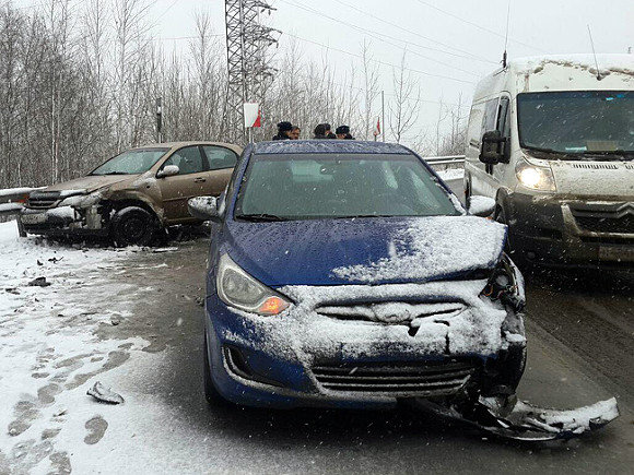 4 автомобиля и рейсовый автобус столкнулись в Подмосковье на Симферопольском шоссе