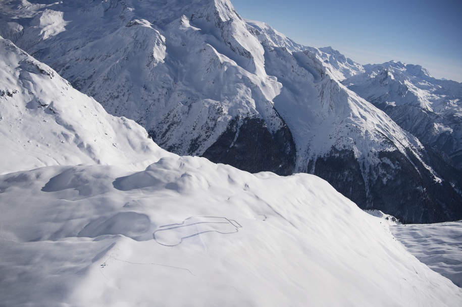 250-метровый Land Rover Defender протоптали на снегу в Альпах