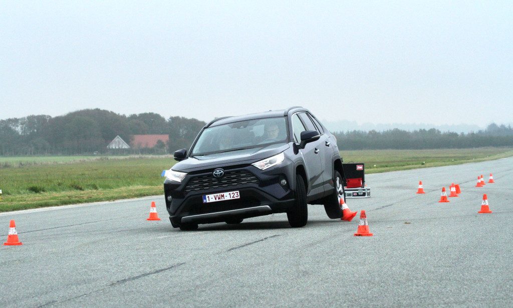 Кроссовер Toyota RAV4 успешно прошел новый «лосиный тест»