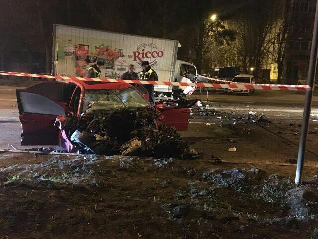 Смертельное ДТП в Краснодаре - в столкновении с грузовиком погиб водитель Mercedes