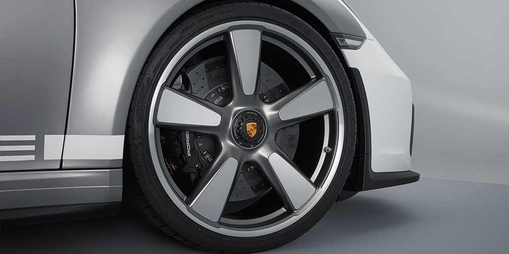 Porsche представил юбилейный 500-сильный спорткар 911 Speedster‍