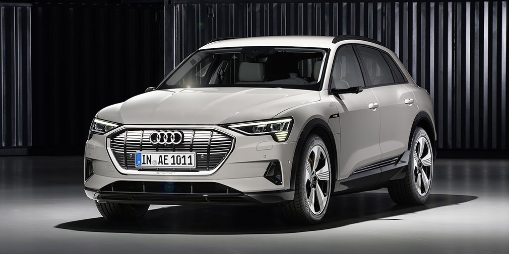 Audi показала серийный кроссовер Audi E-Tron с камерами вместо зеркал