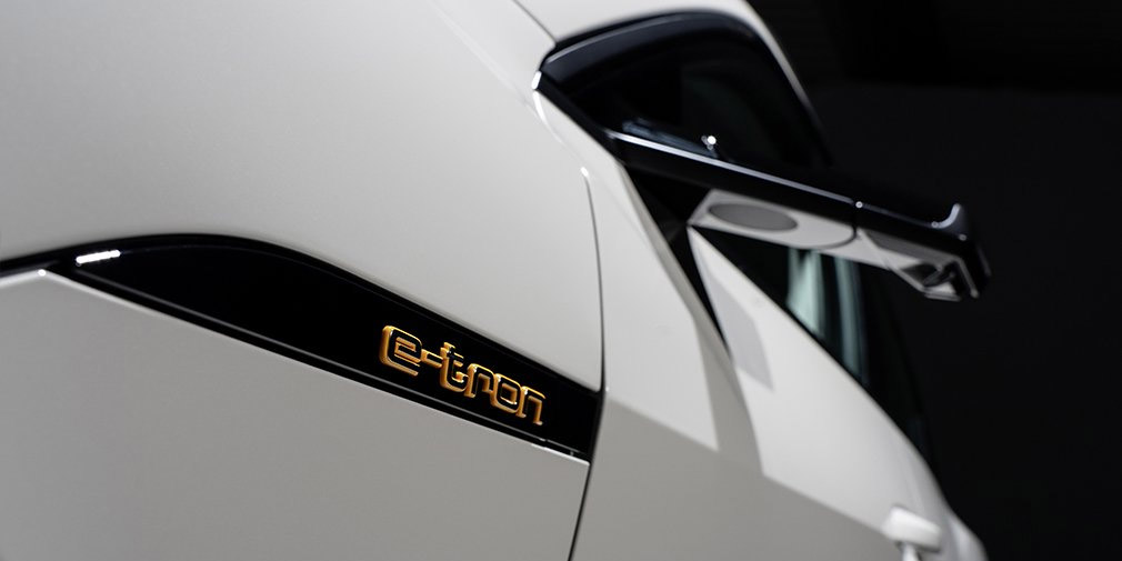 Audi показала серийный кроссовер Audi E-Tron с камерами вместо зеркал