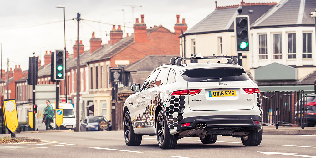 Автомобили Jaguar Land Rover научили «общаться» со светофорами