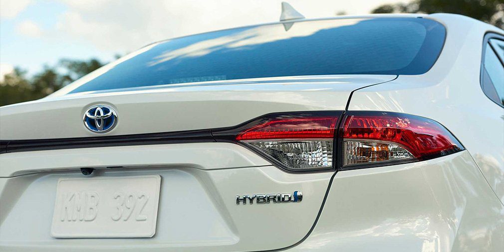 Представлена гибридная версия нового седана Toyota Corolla Hybrid