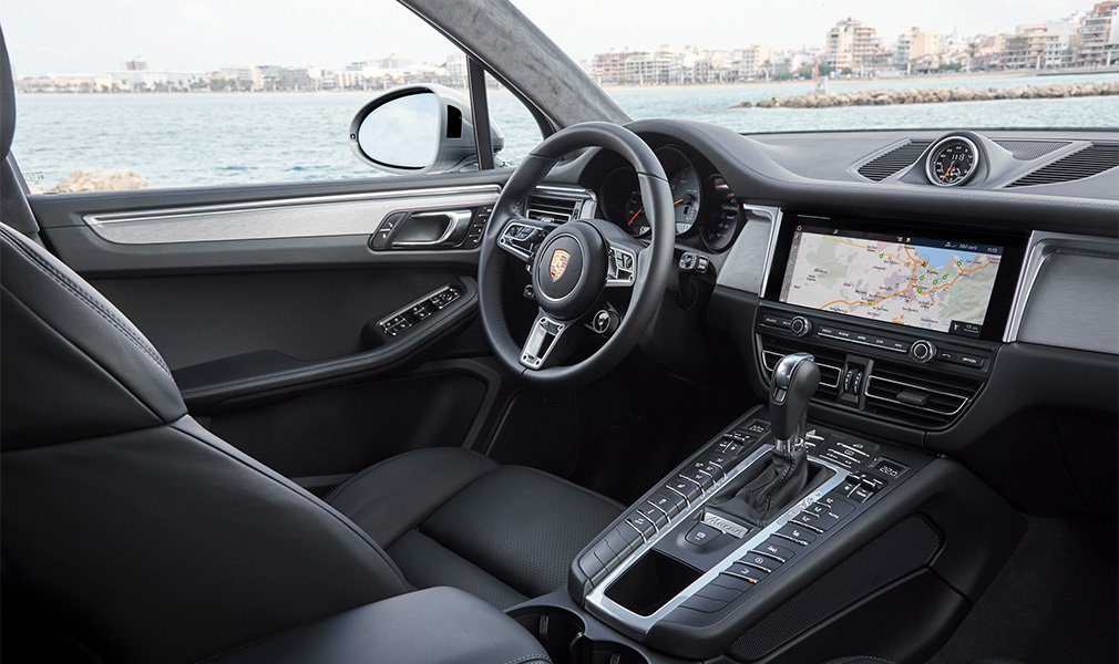 Обновленный кроссовер Porsche Macan S оценили в РФ в 4,3 млн рублей