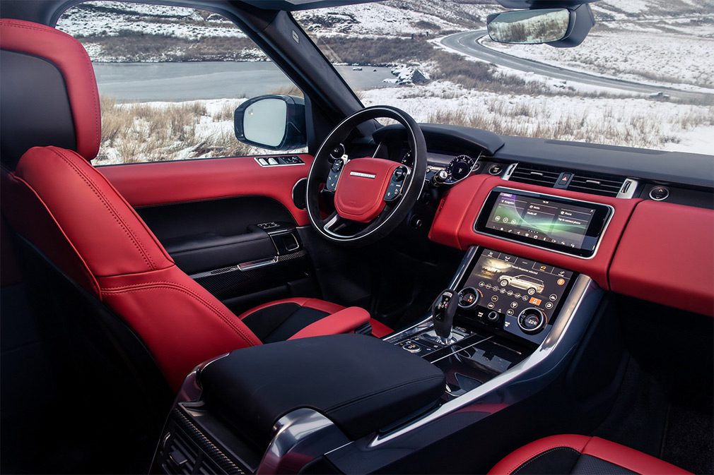 Range Rover Sport HST получил 400-сильную гибридную версию