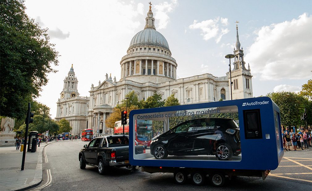 В Лондоне появился уличный автомат по продаже автомобилей