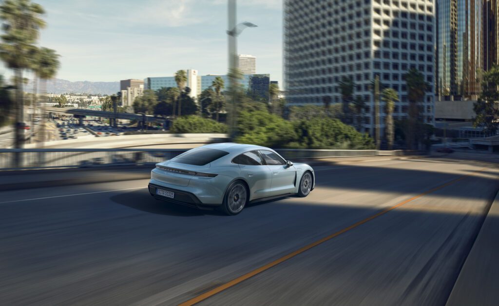 Porsche выпустил бюджетную версию электрокара Taycan